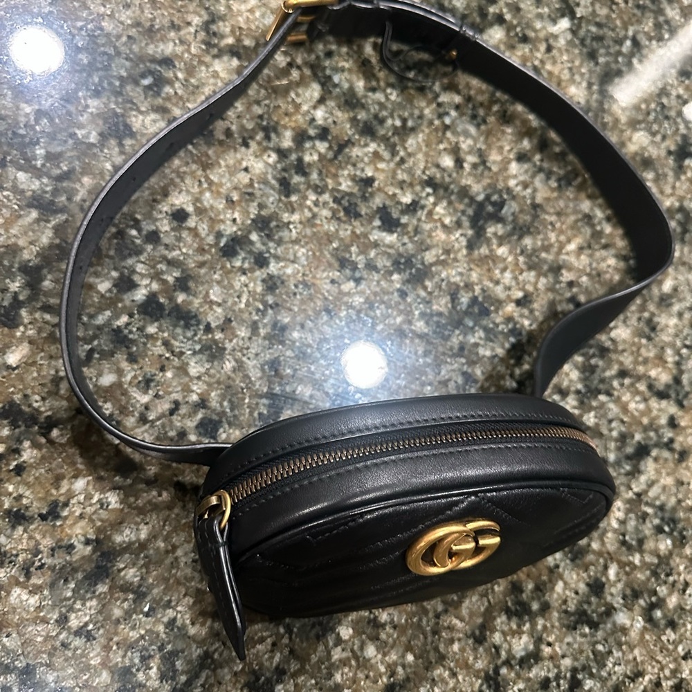 Gucci Black Crossbody Bag with Gold Logo - Picture 2 of 7